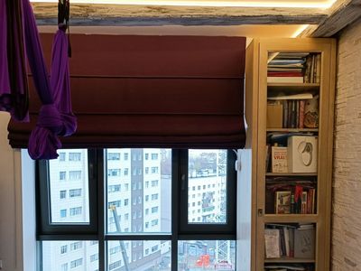 Стильные римские шторы в проем окна в гостиную квартиры в СПб